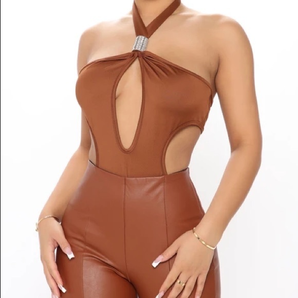 Fashion Nova Tops - NWT FASHION NOVA BODYSUIT IN COGNAC | SZ‎ M